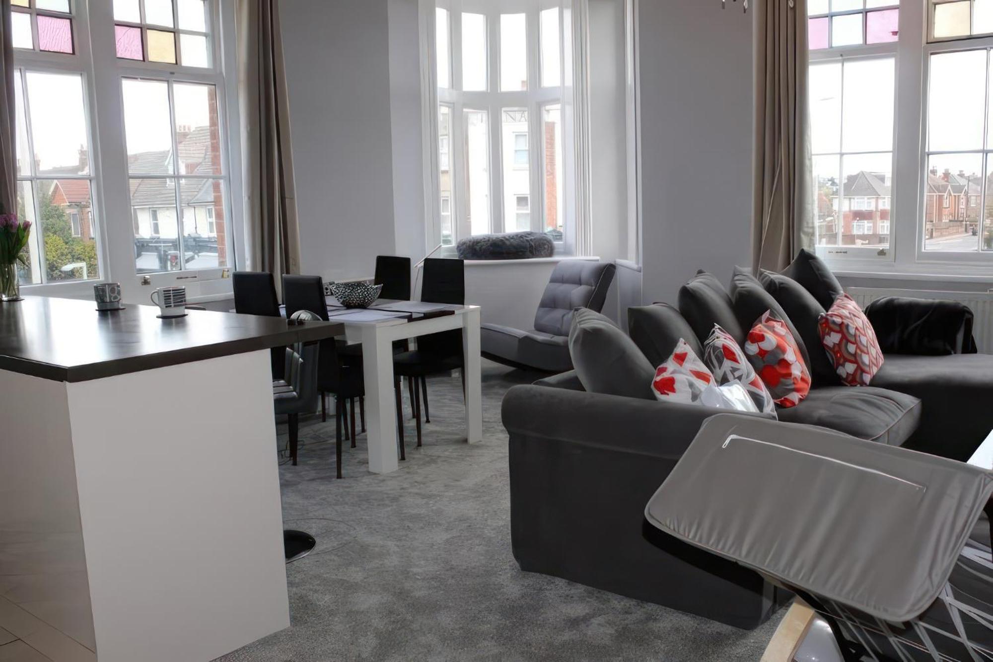 Lovely 2 Bed 2 Bath Flat With Free Parking 풀 외부 사진