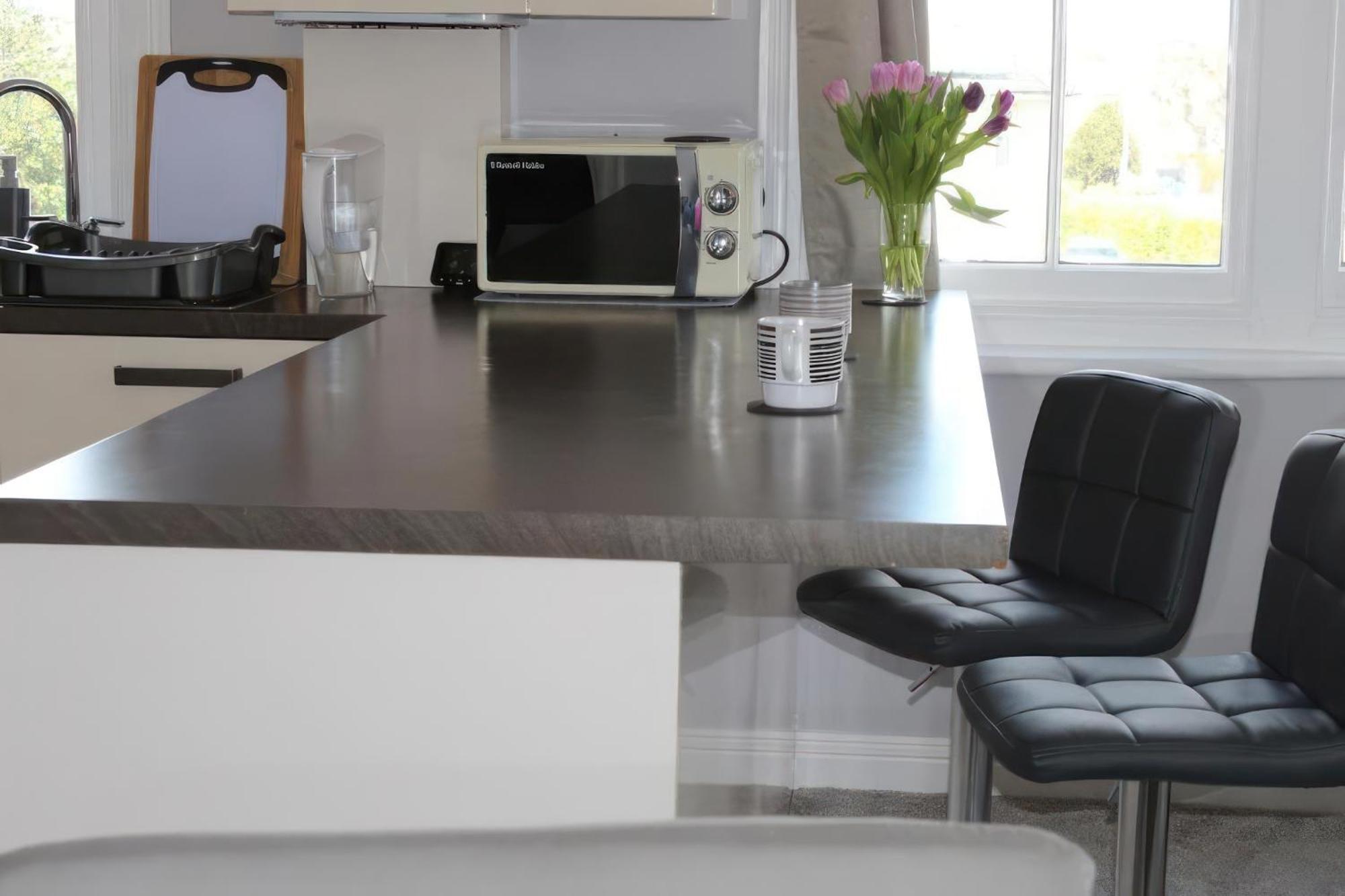 Lovely 2 Bed 2 Bath Flat With Free Parking 풀 외부 사진