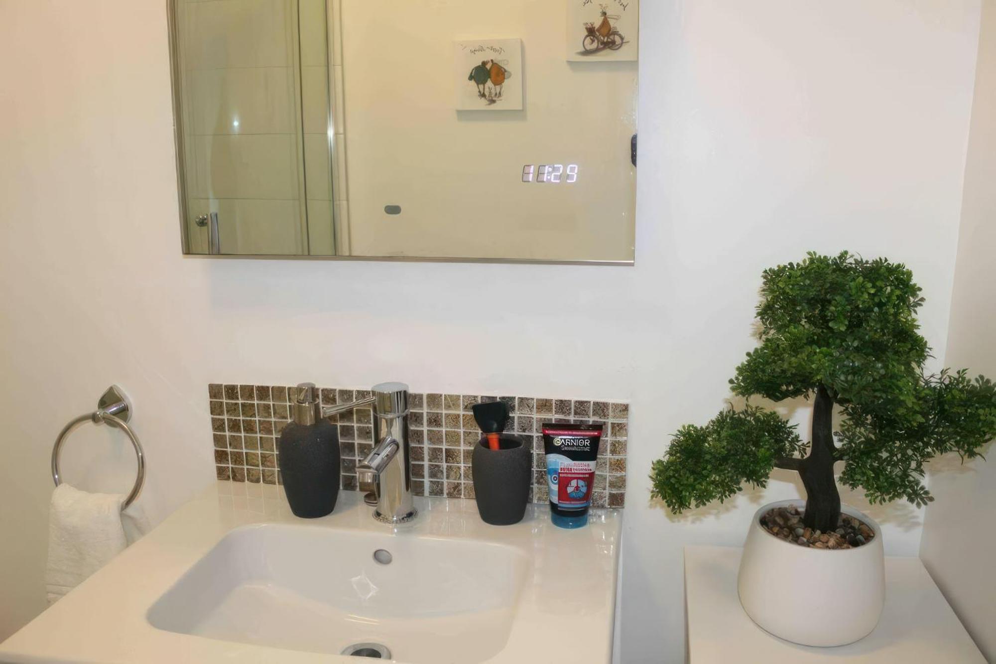 Lovely 2 Bed 2 Bath Flat With Free Parking 풀 외부 사진