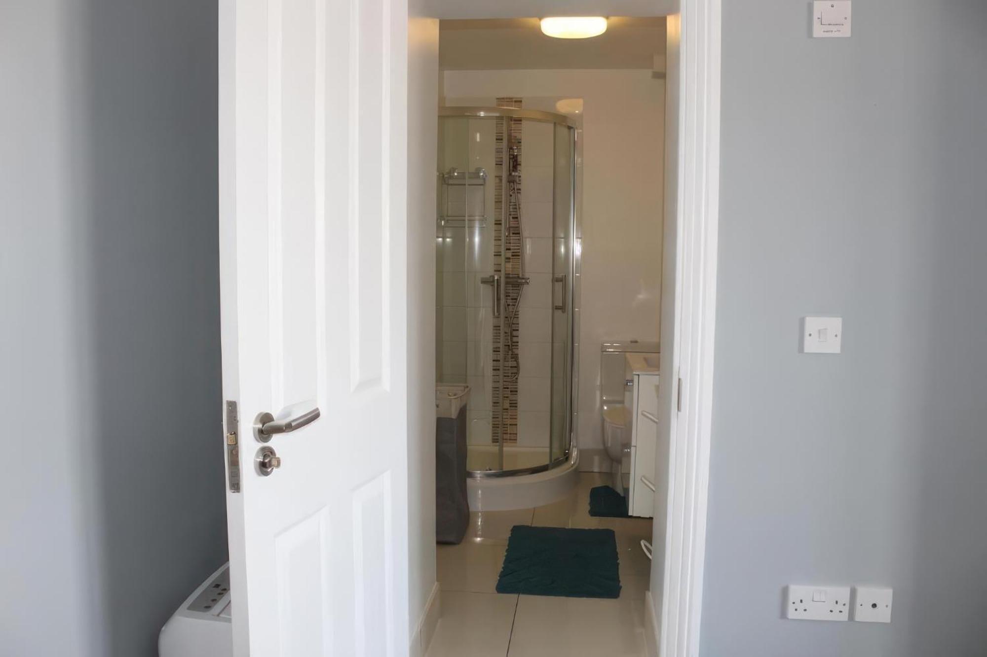 Lovely 2 Bed 2 Bath Flat With Free Parking 풀 외부 사진