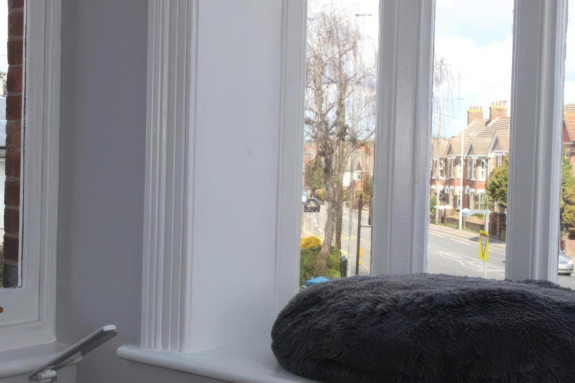 Lovely 2 Bed 2 Bath Flat With Free Parking 풀 외부 사진