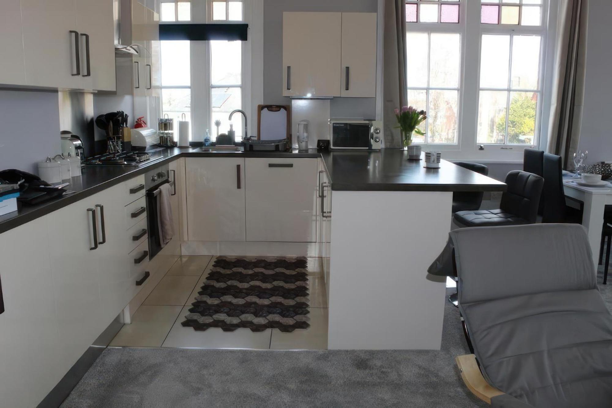 Lovely 2 Bed 2 Bath Flat With Free Parking 풀 외부 사진