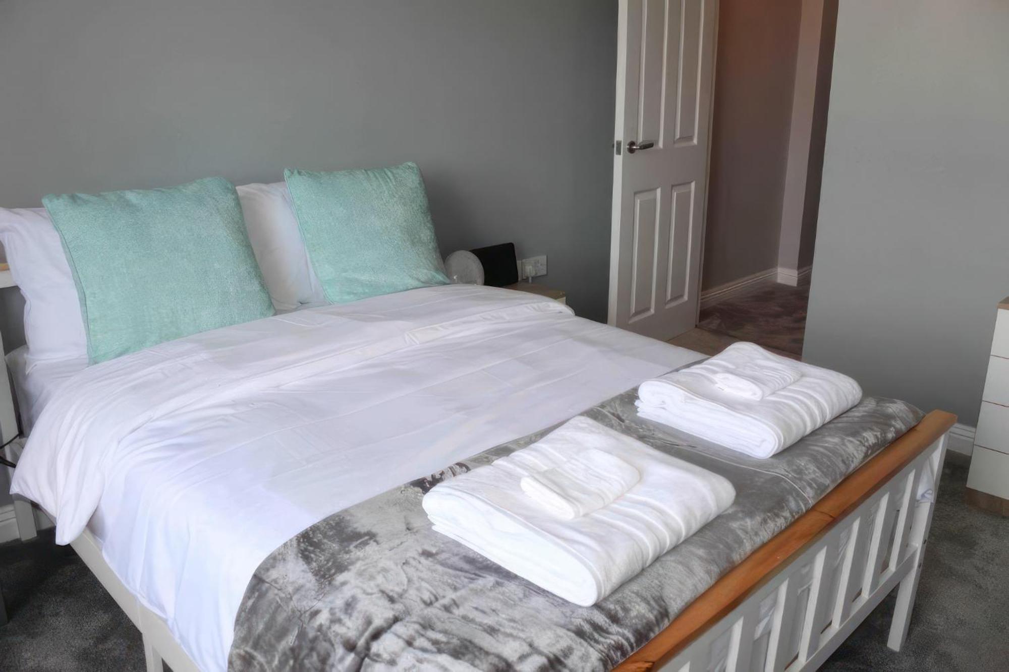 Lovely 2 Bed 2 Bath Flat With Free Parking 풀 외부 사진