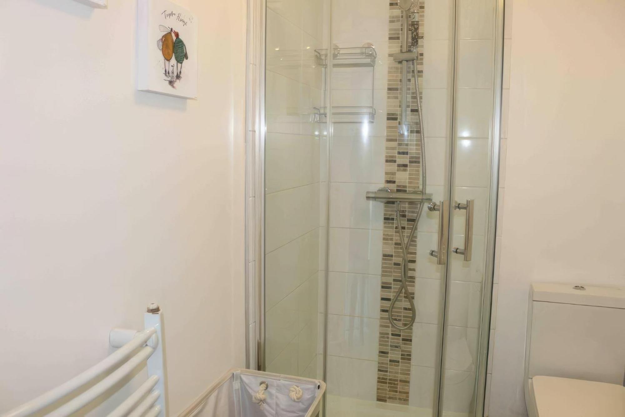 Lovely 2 Bed 2 Bath Flat With Free Parking 풀 외부 사진