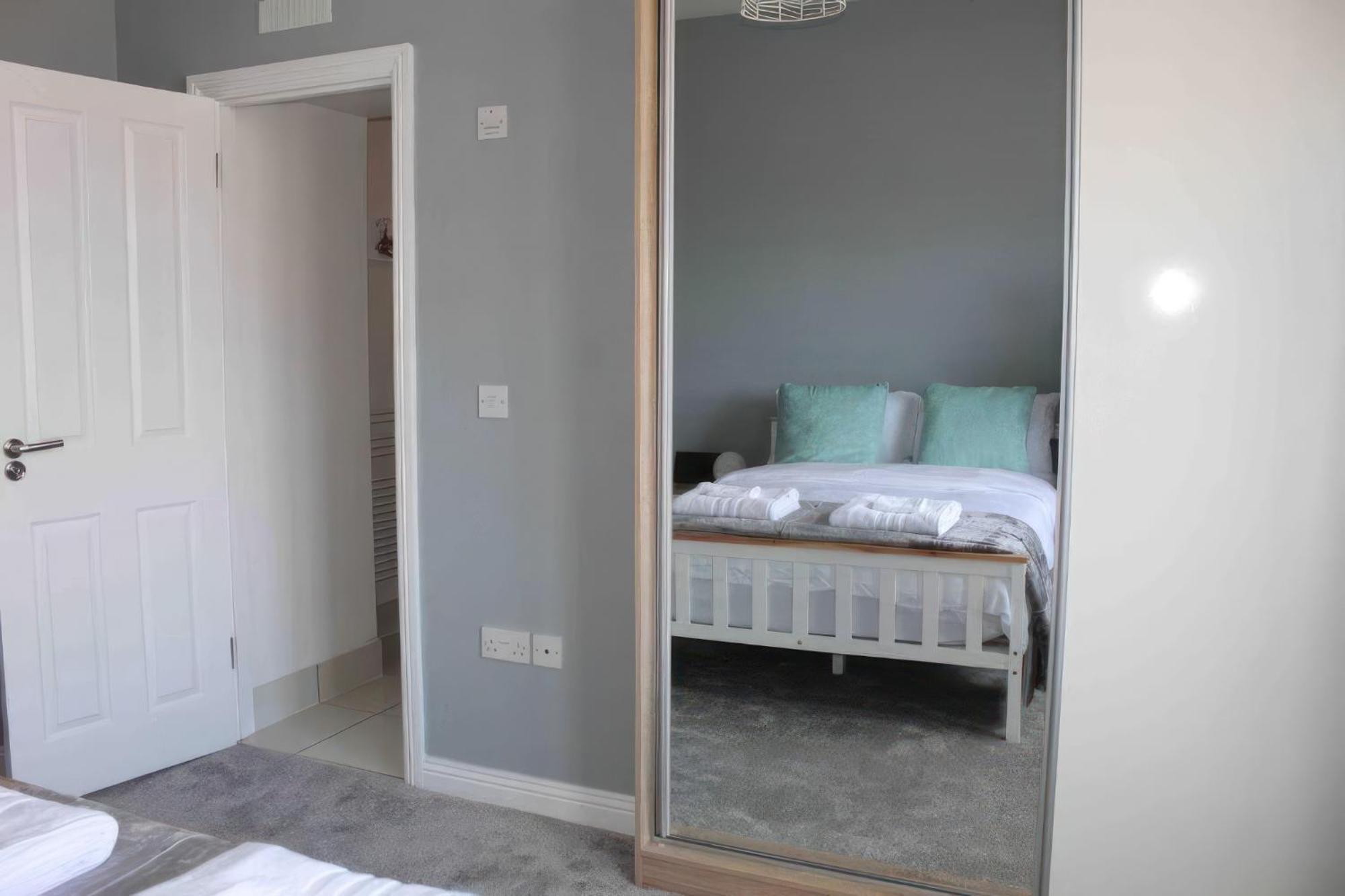 Lovely 2 Bed 2 Bath Flat With Free Parking 풀 외부 사진