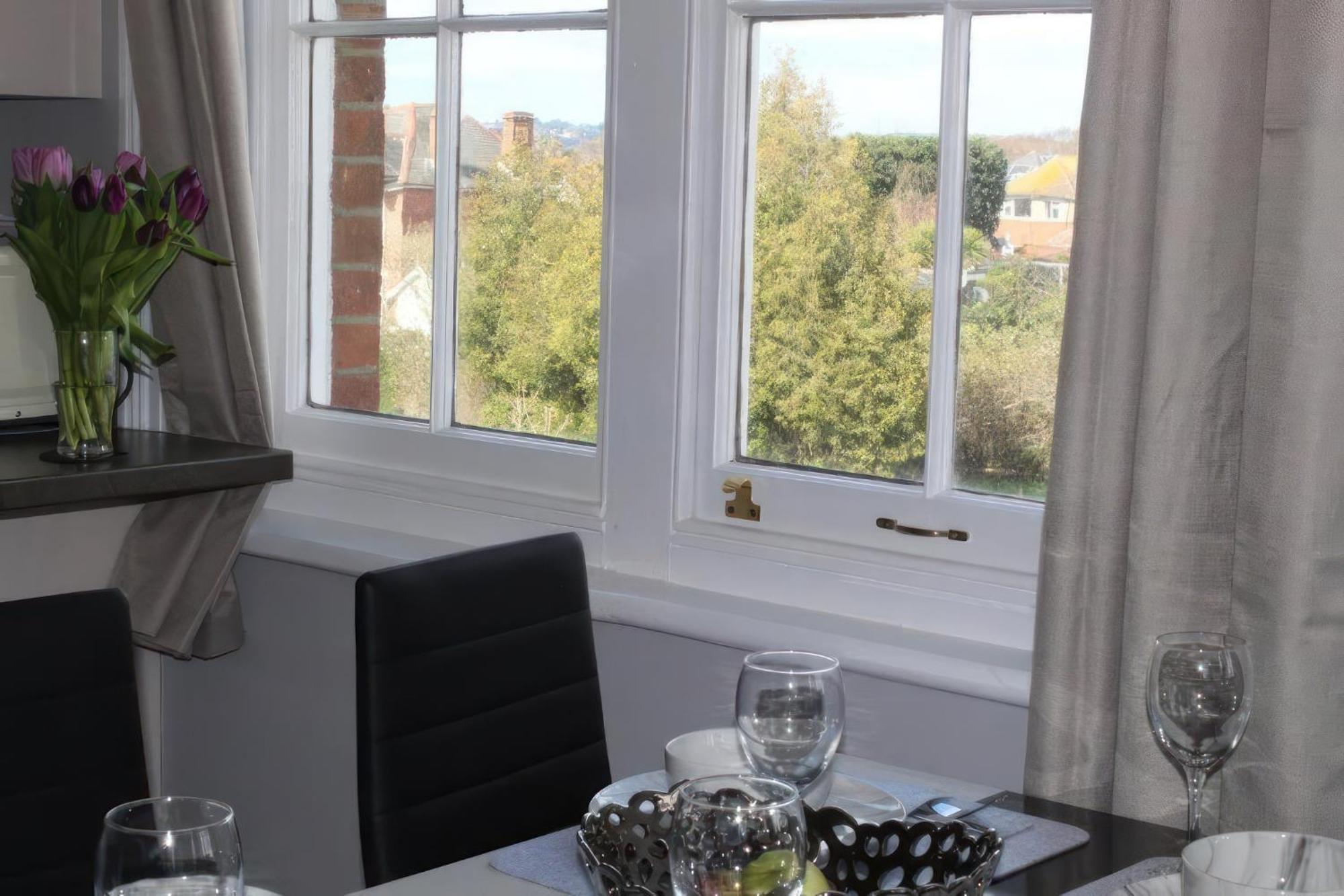 Lovely 2 Bed 2 Bath Flat With Free Parking 풀 외부 사진