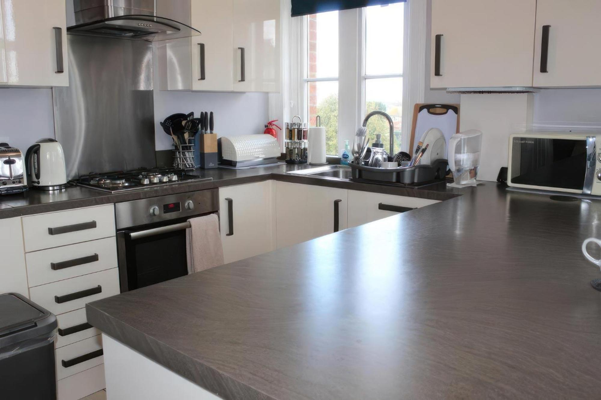 Lovely 2 Bed 2 Bath Flat With Free Parking 풀 외부 사진