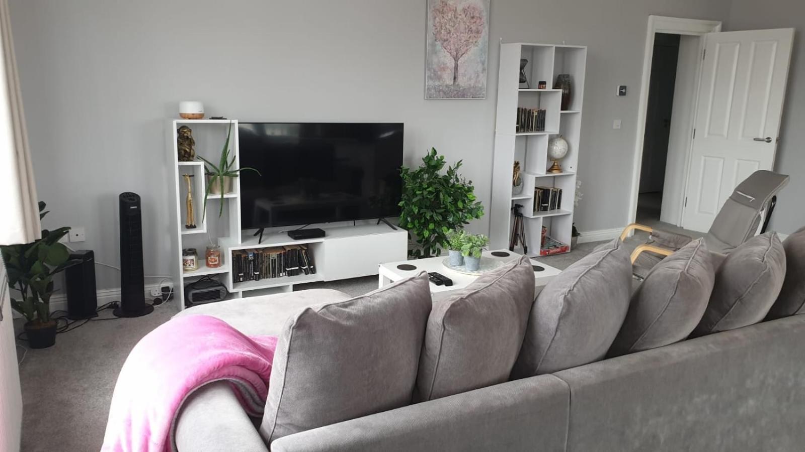 Lovely 2 Bed 2 Bath Flat With Free Parking 풀 외부 사진