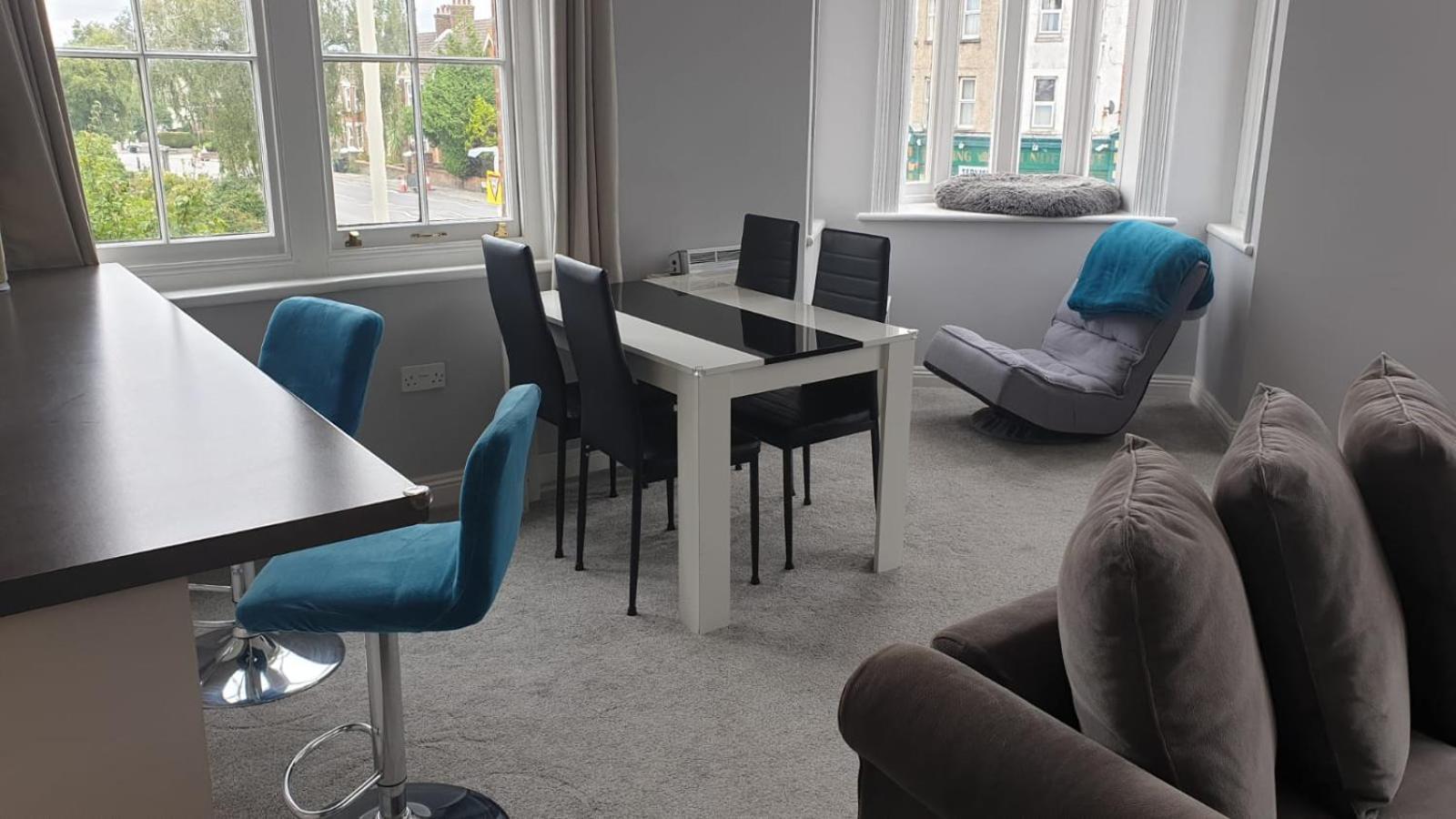 Lovely 2 Bed 2 Bath Flat With Free Parking 풀 외부 사진