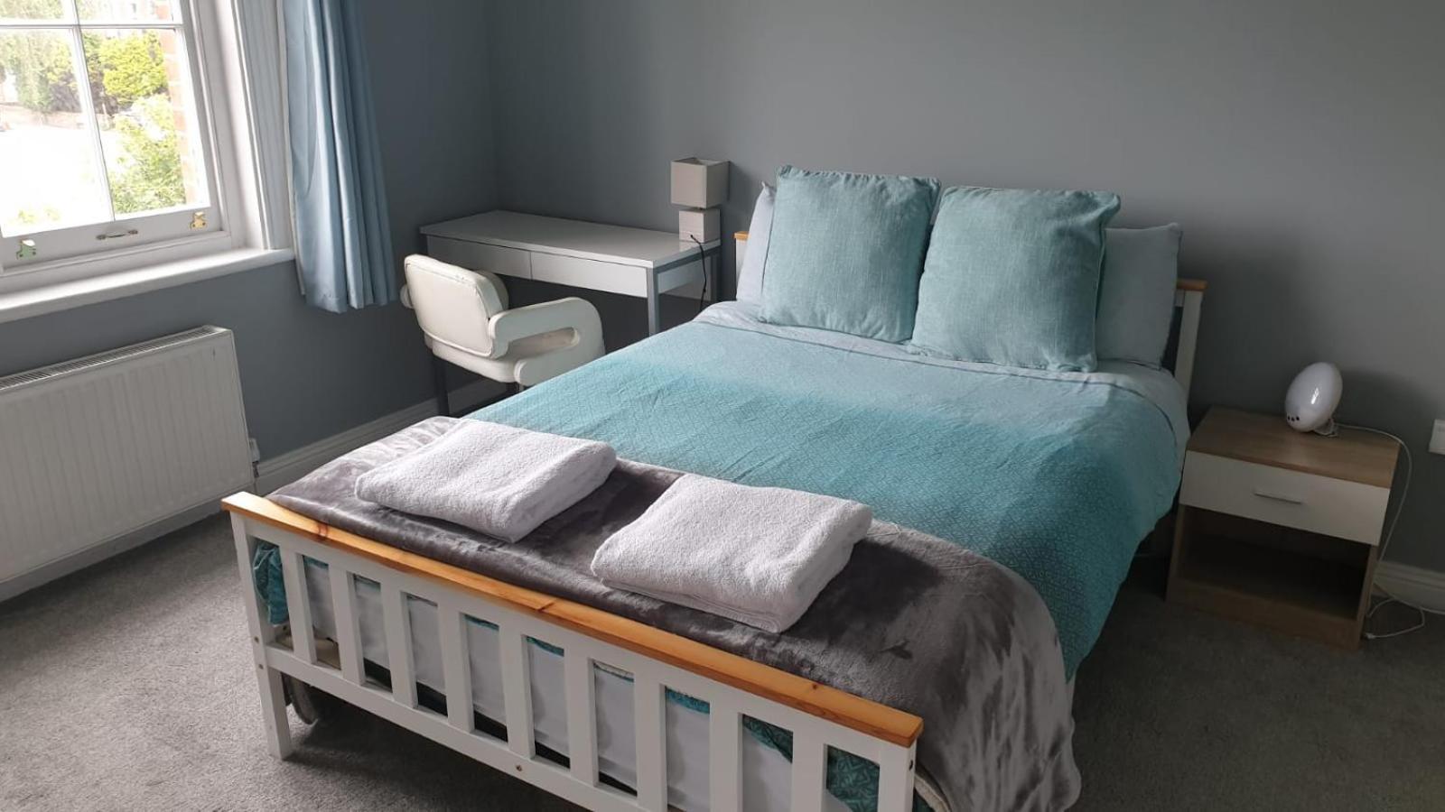 Lovely 2 Bed 2 Bath Flat With Free Parking 풀 외부 사진