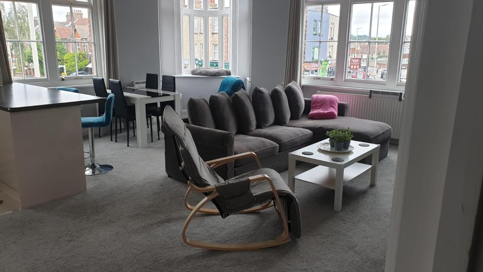 Lovely 2 Bed 2 Bath Flat With Free Parking 풀 외부 사진