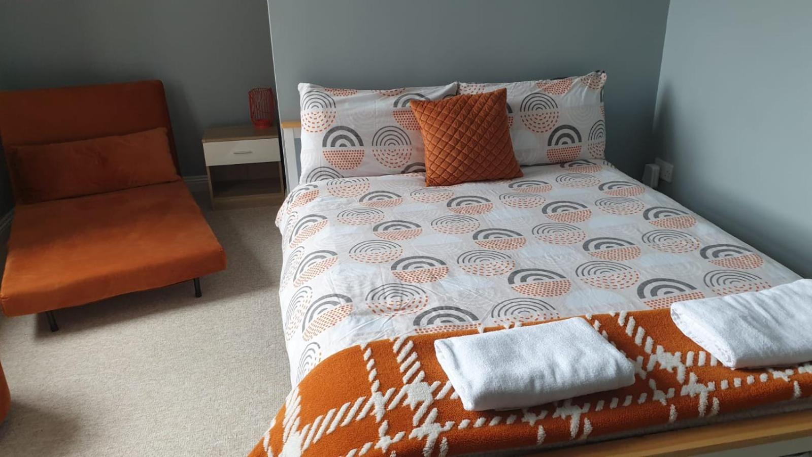 Lovely 2 Bed 2 Bath Flat With Free Parking 풀 외부 사진